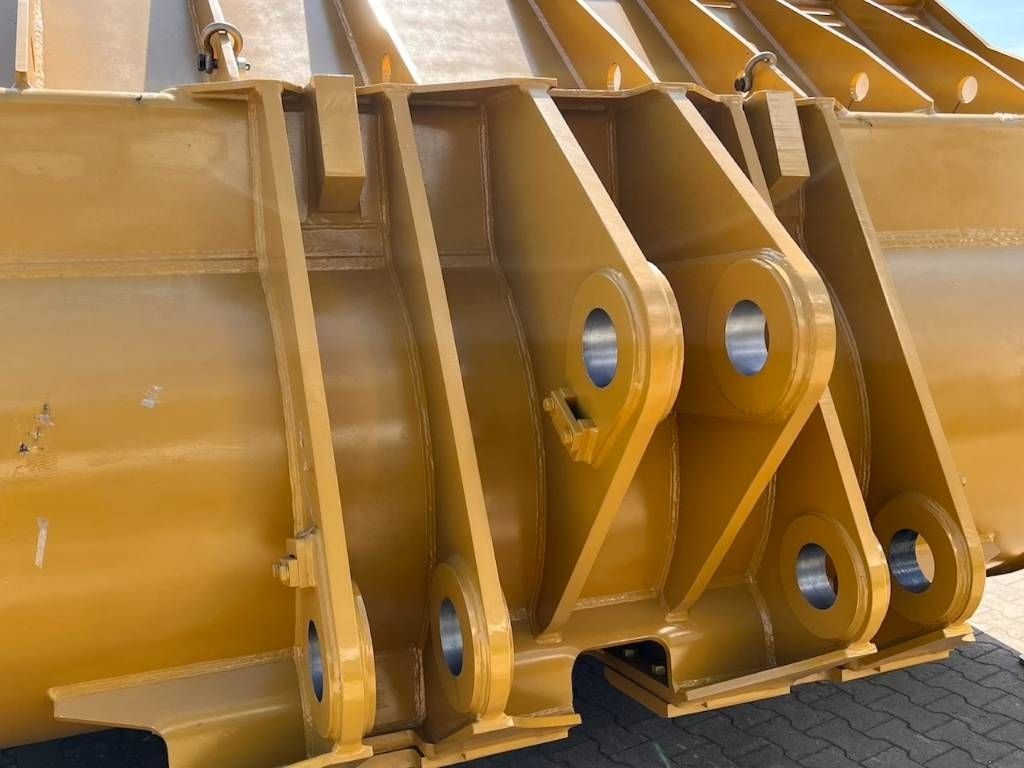 CAT 988 Rock Loading Bucket