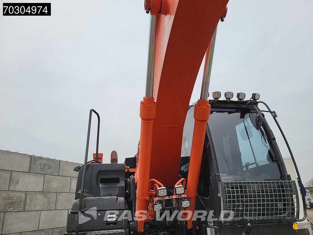 Hitachi ZX210LC-5B ZX210 LC-5B 2 Buckets + Forks