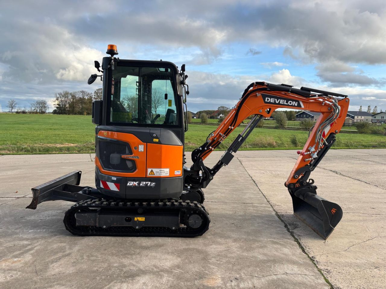 Develon DX27z-7