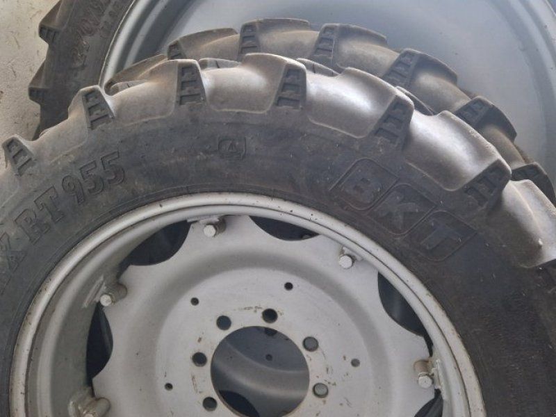 BKT 270/95R32+270/95R48