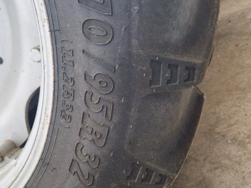 BKT 270/95R32+270/95R48