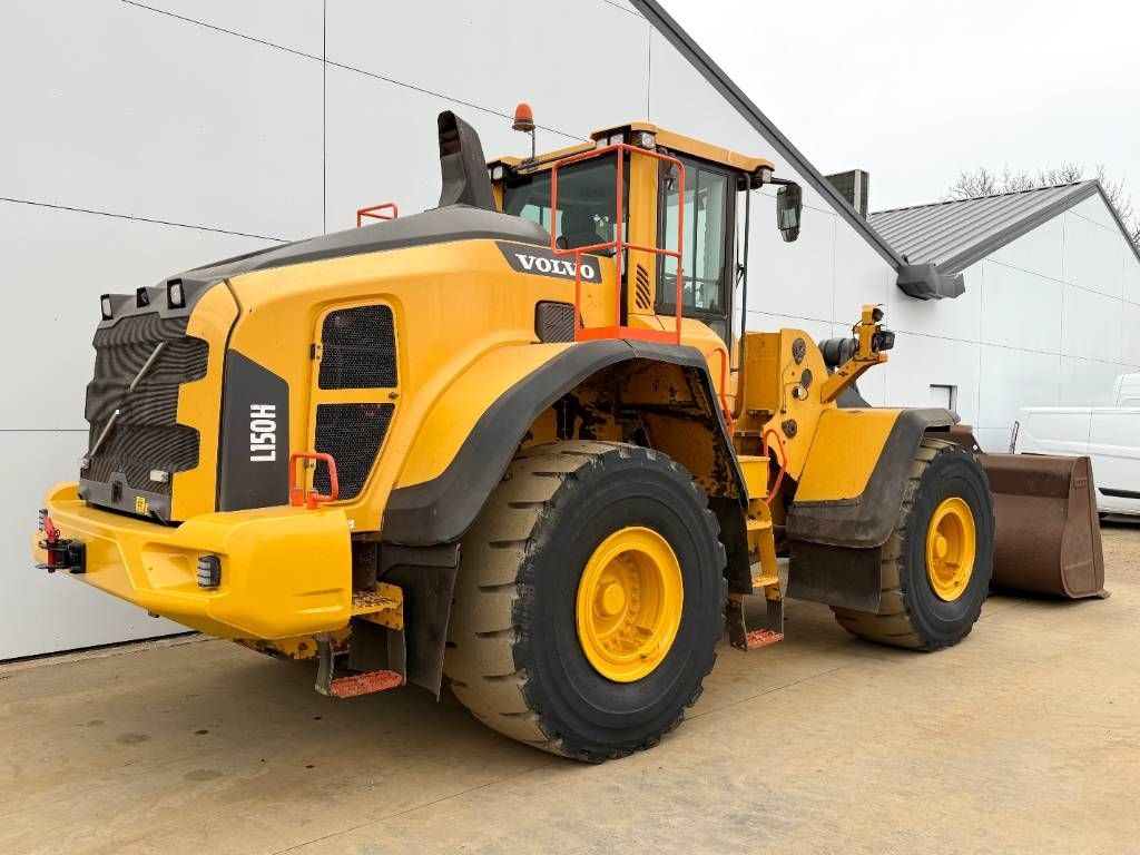 Volvo L150H - Weight System / Backup Camera