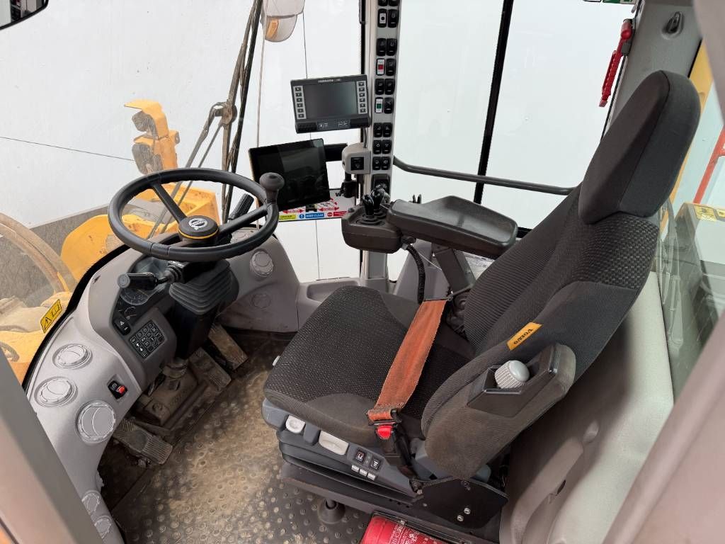 Volvo L150H - Weight System / Backup Camera