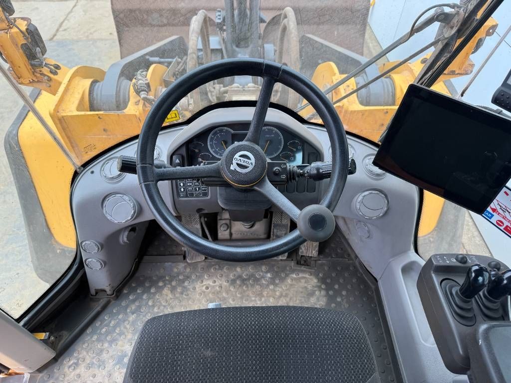 Volvo L150H - Weight System / Backup Camera