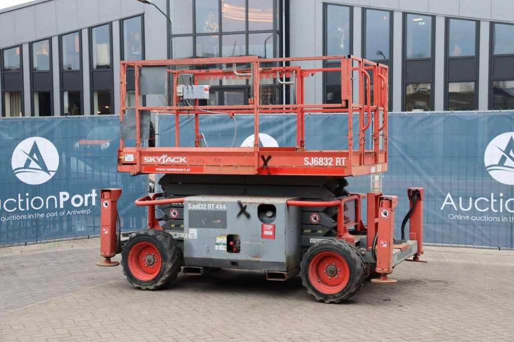 Scherenarbeitsbühne Skyjack SJ6832RT Diesel 12m 2015