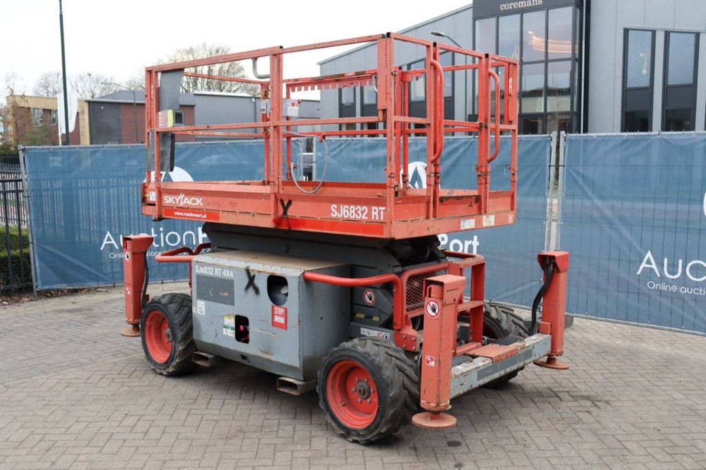 Scherenarbeitsbühne Skyjack SJ6832RT Diesel 12m 2015