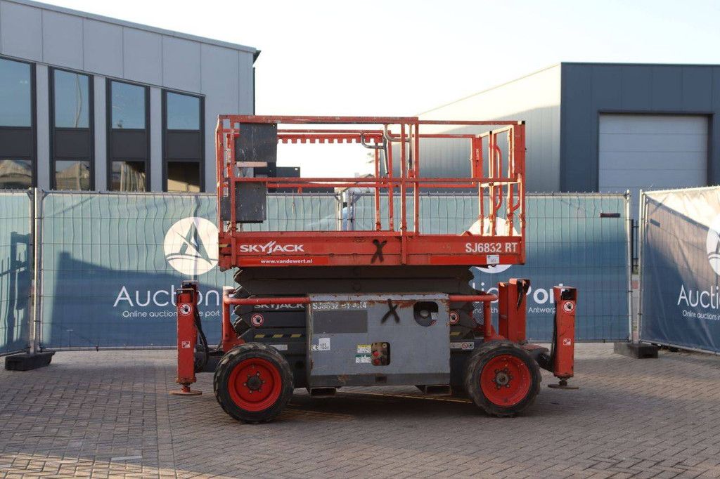 Scissor lift Skyjack SJ6832RT Diesel 12m 2015