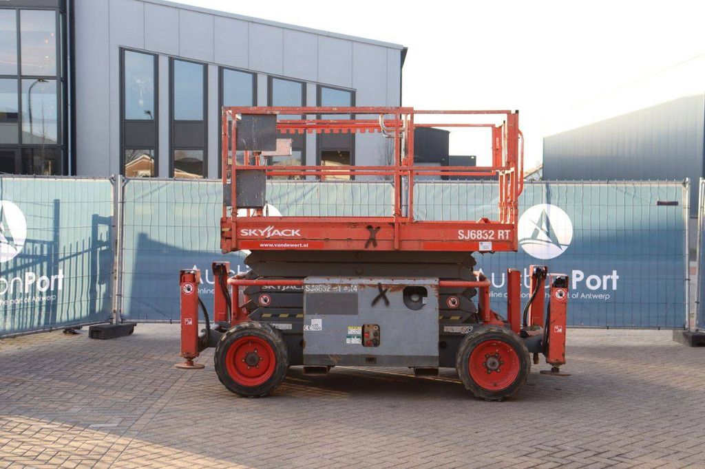 Scissor lift Skyjack SJ6832RT Diesel 12m 2015