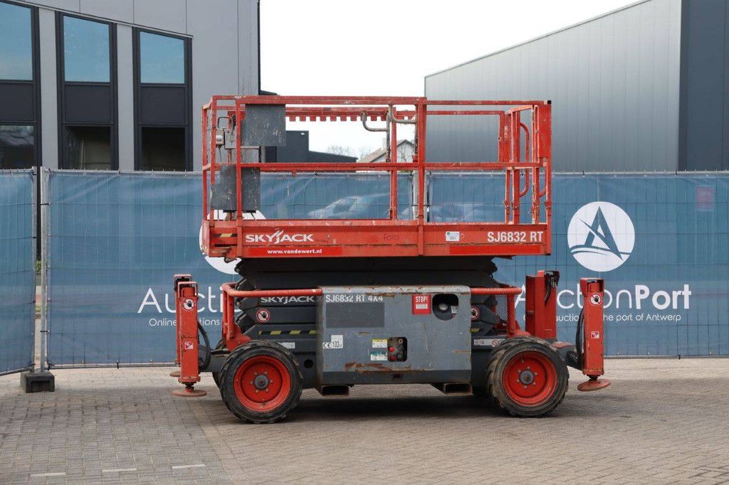 Scissor lift Skyjack SJ6832 RT Diesel 12m 2015