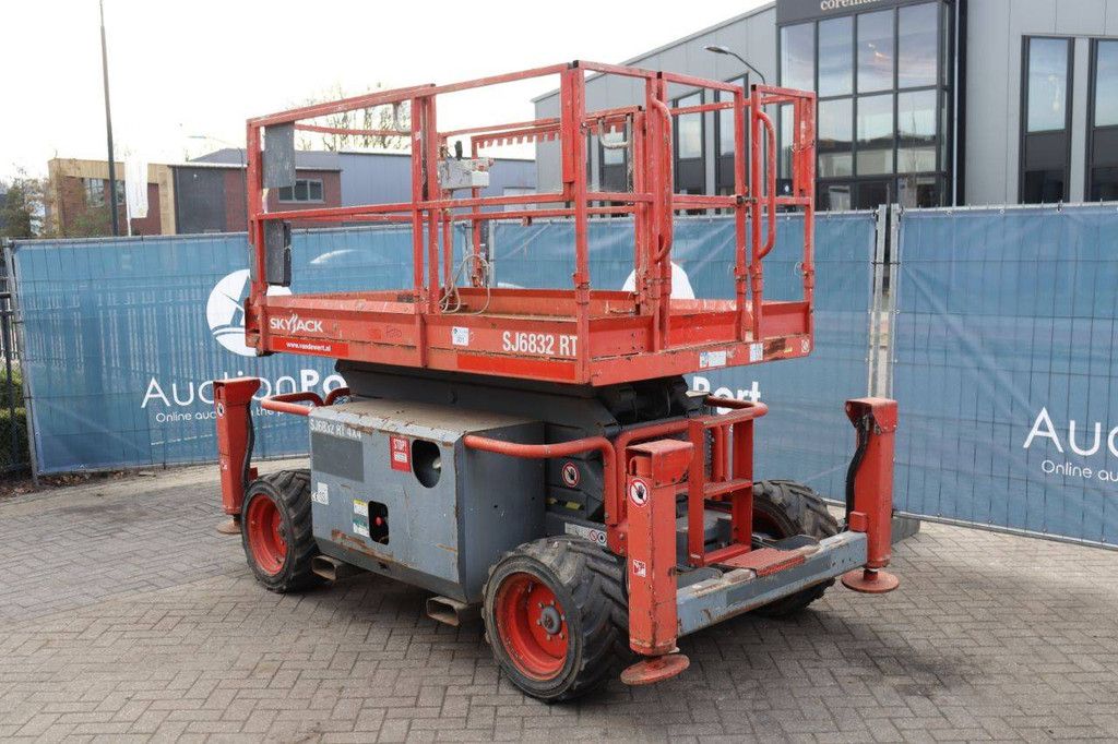 Scissor lift Skyjack SJ6832 RT Diesel 12m 2015