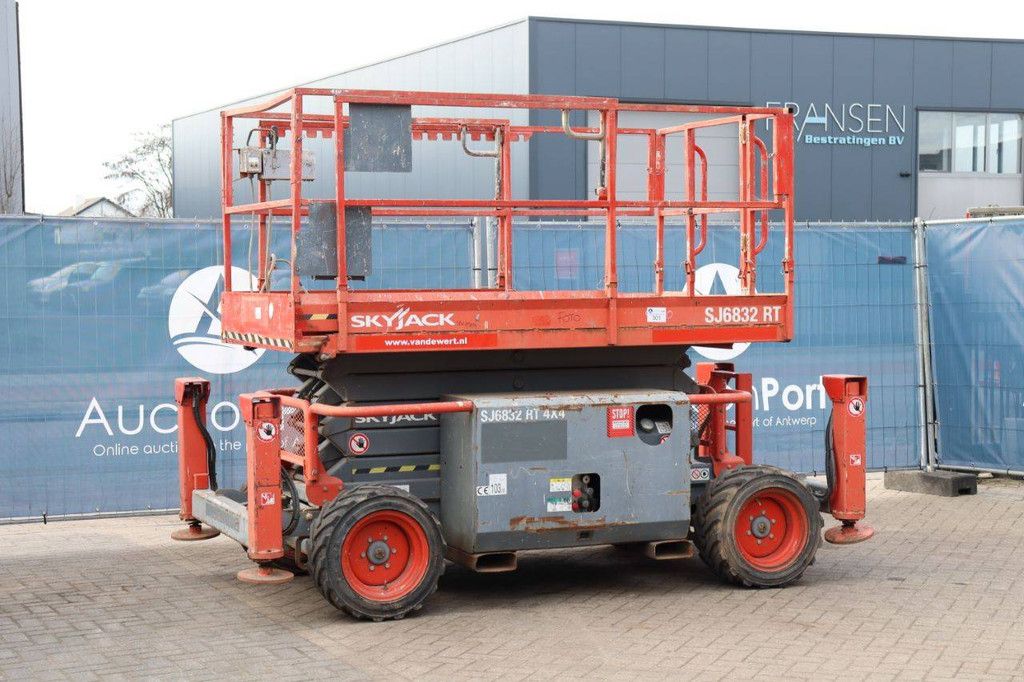 Scissor lift Skyjack SJ6832 RT Diesel 12m 2015