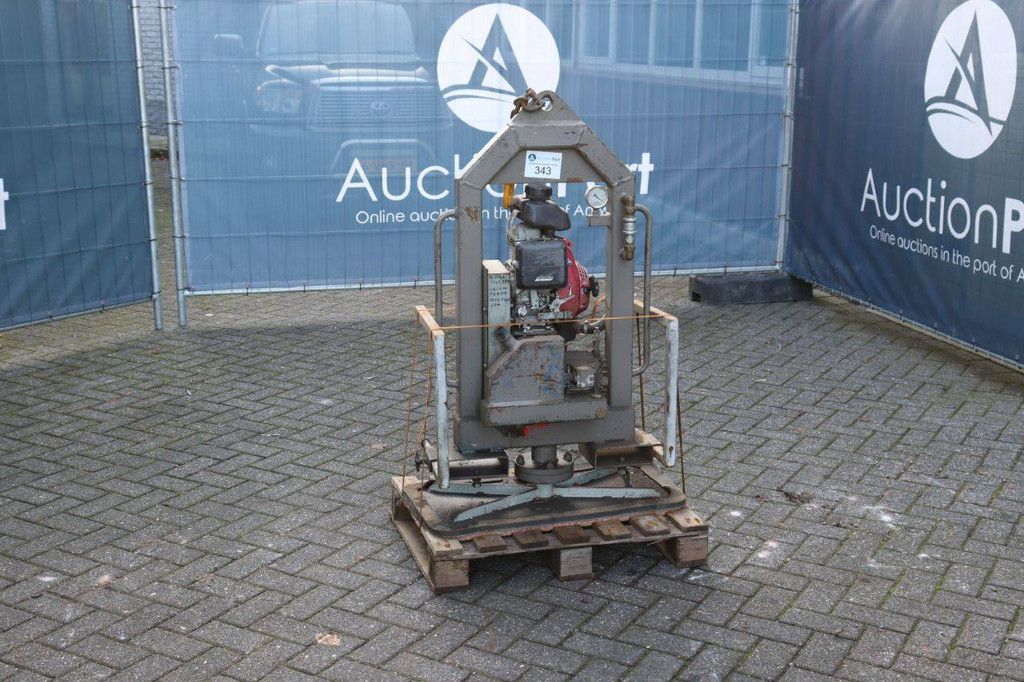 Petrol vacuum unit for pallet fork insertion