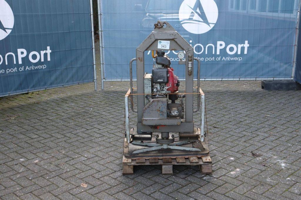 Petrol vacuum unit for pallet fork insertion