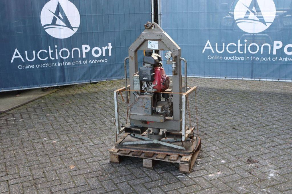 Petrol vacuum unit for pallet fork insertion