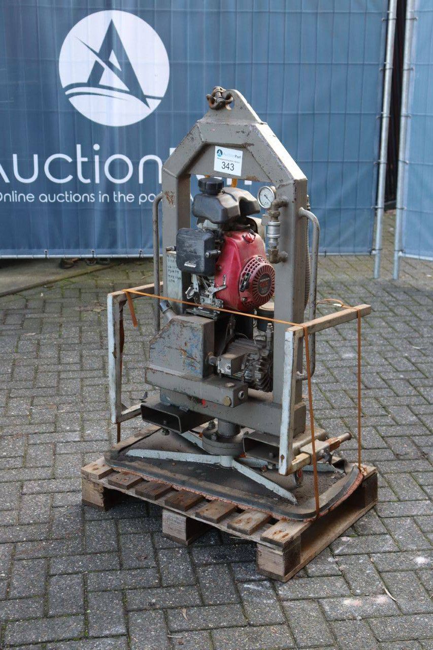 Petrol vacuum unit for pallet fork insertion