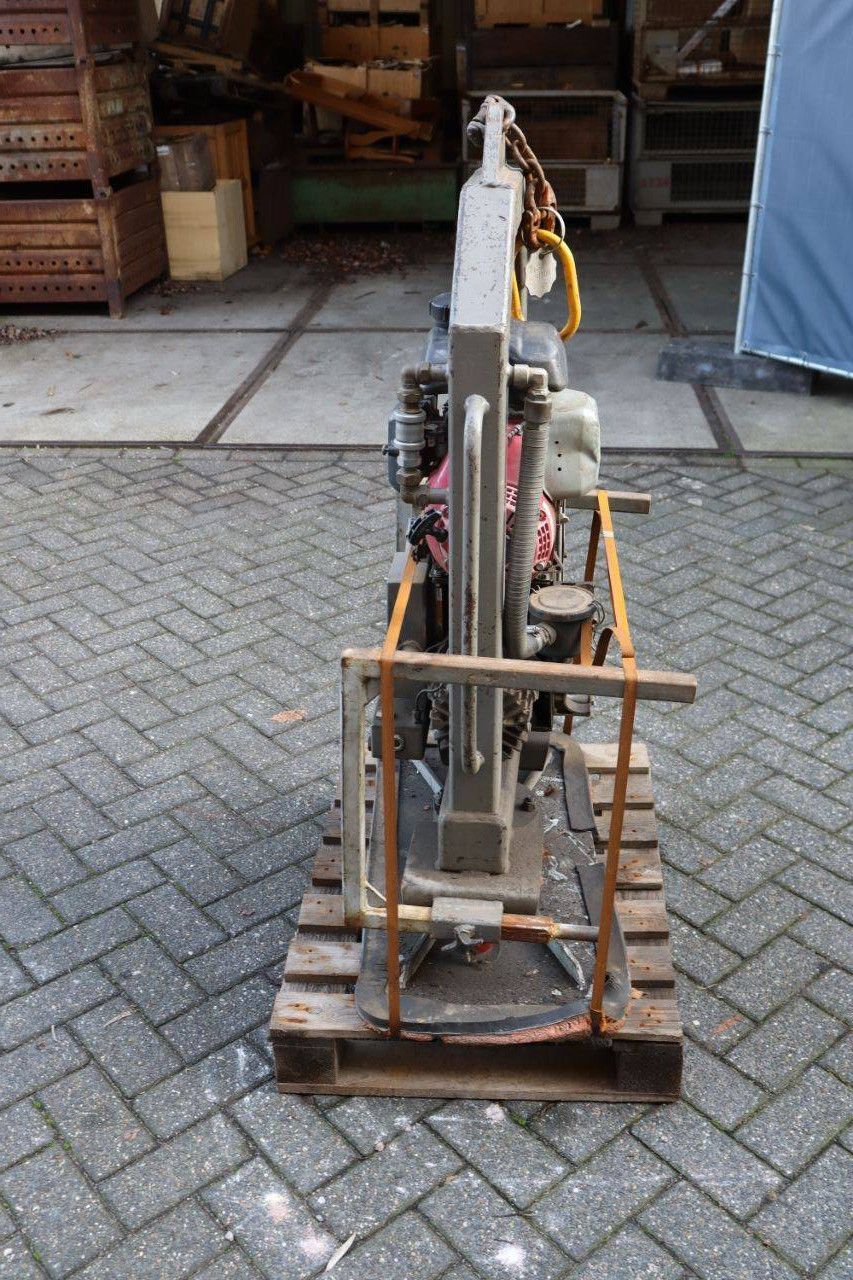 Petrol vacuum unit for pallet fork insertion