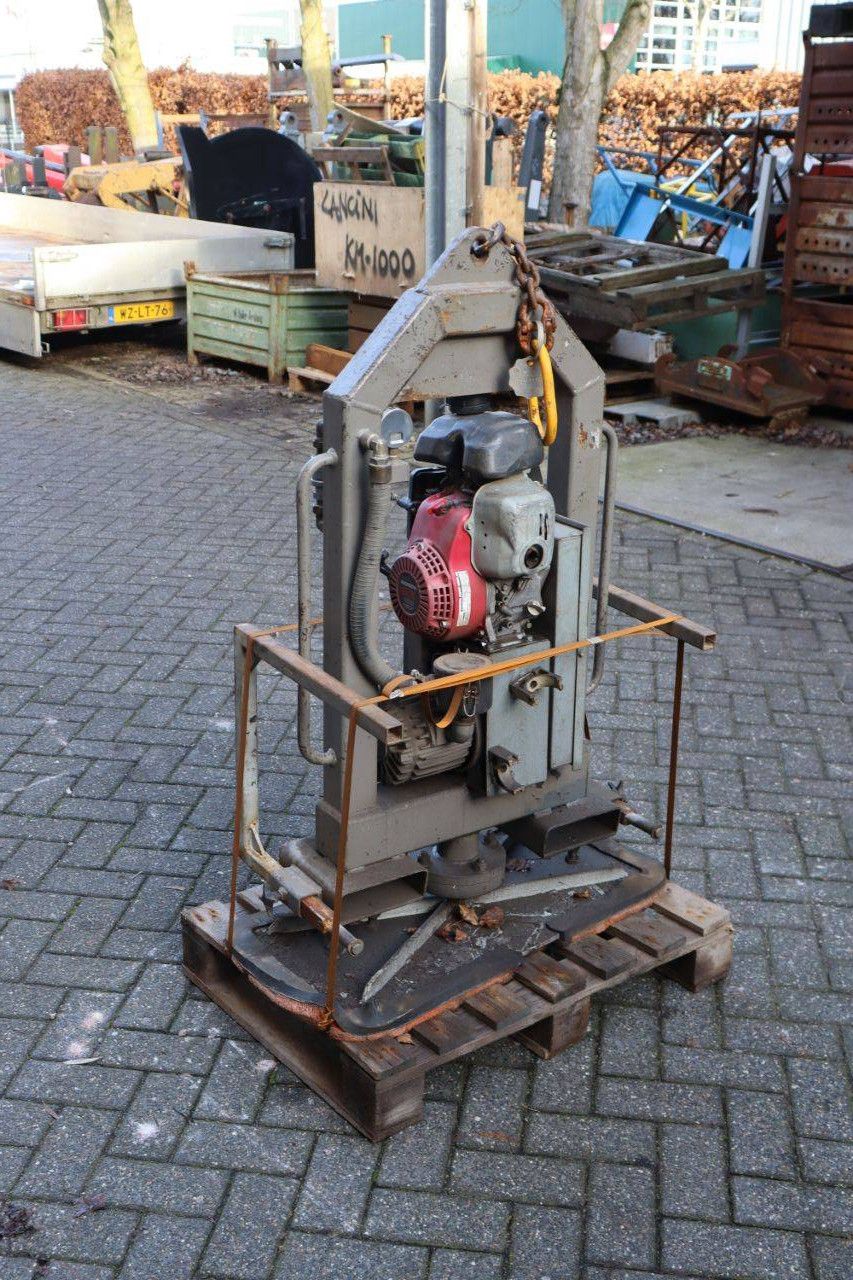 Petrol vacuum unit for pallet fork insertion