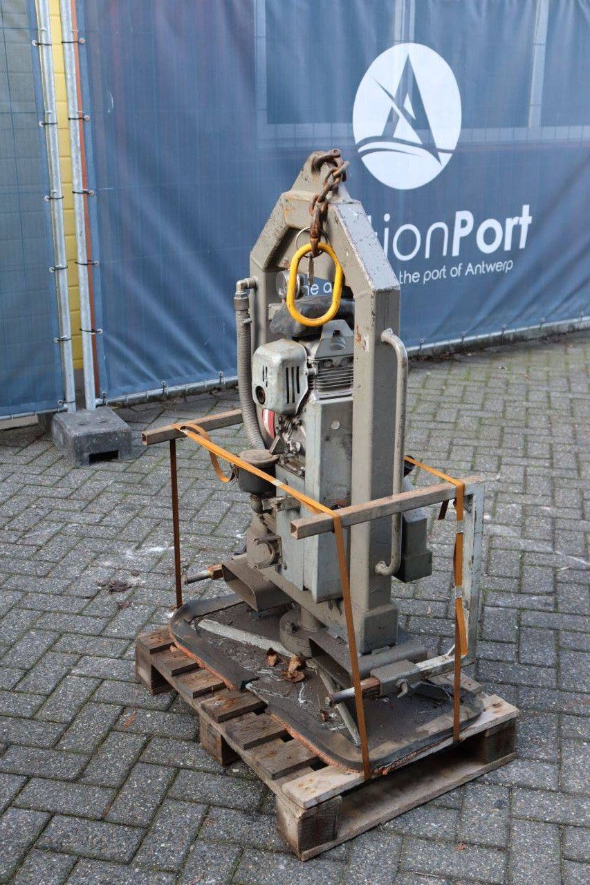 Petrol vacuum unit for pallet fork insertion