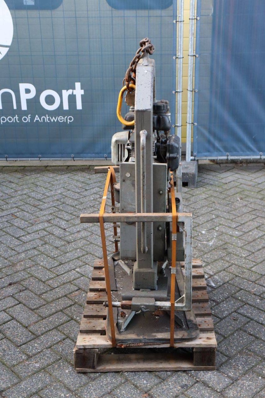 Petrol vacuum unit for pallet fork insertion