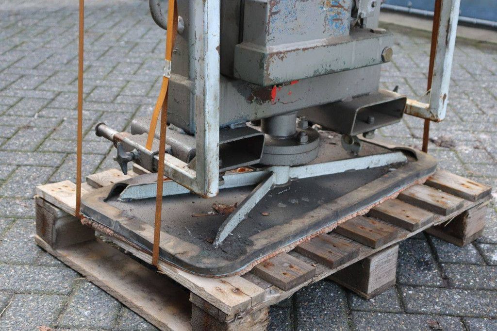 Petrol vacuum unit for pallet fork insertion