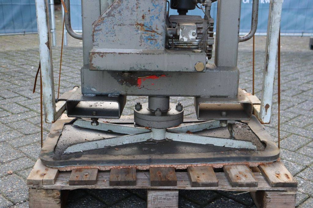 Petrol vacuum unit for pallet fork insertion