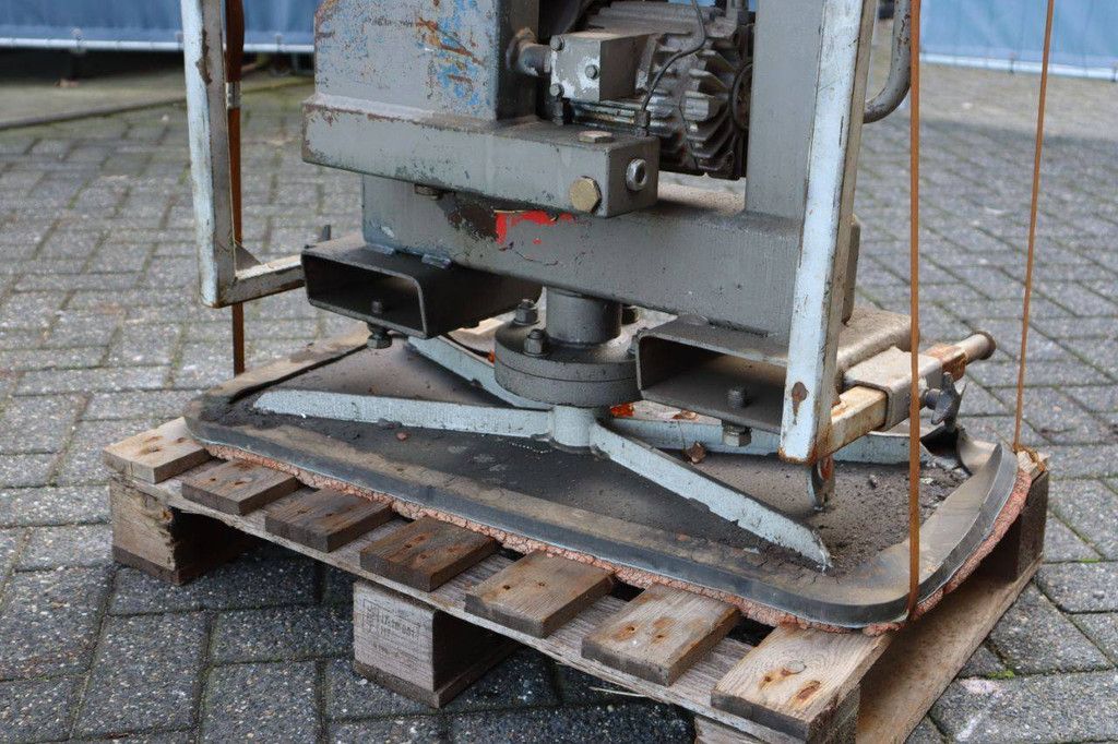 Petrol vacuum unit for pallet fork insertion