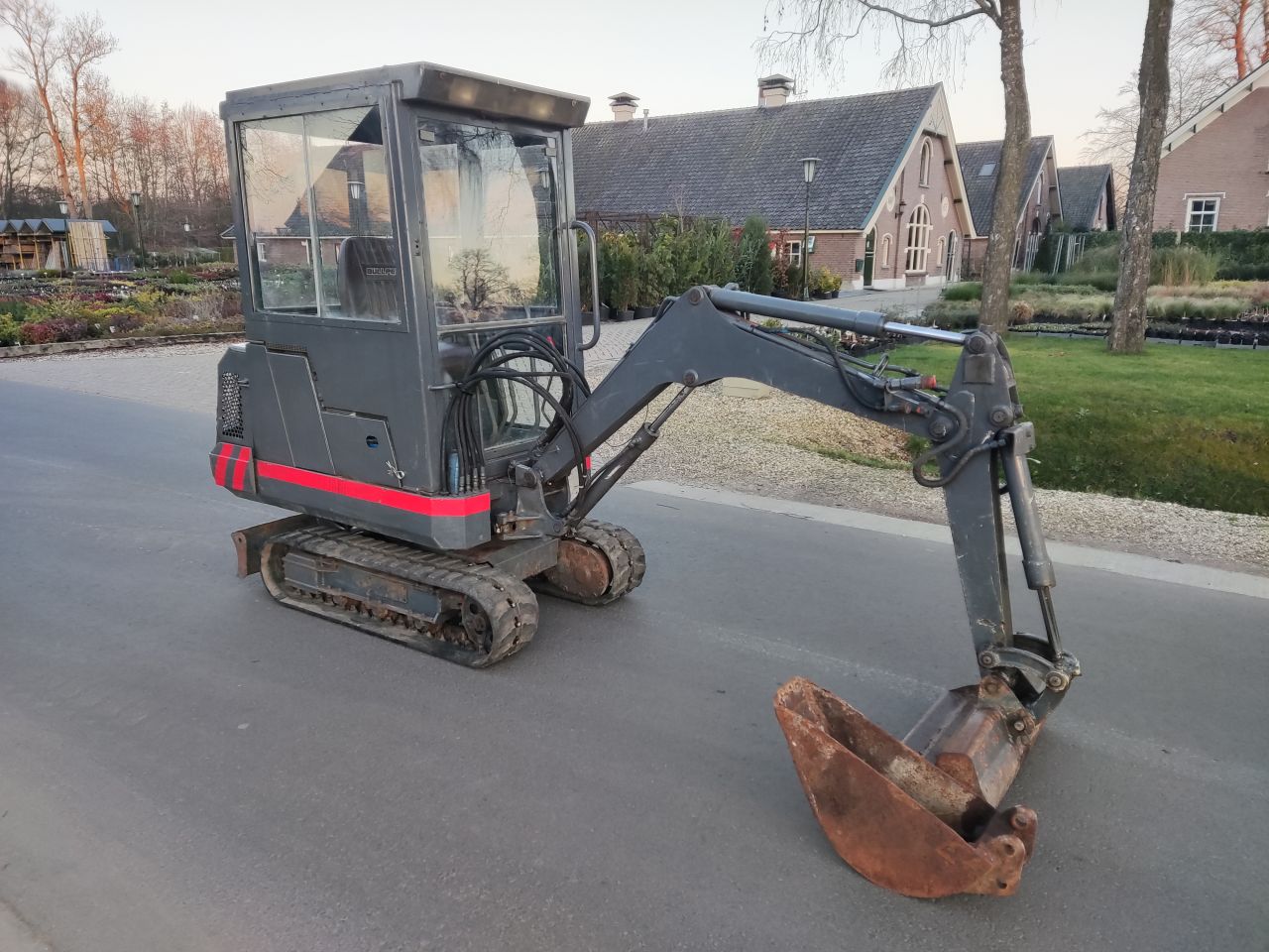 KUBOTA minigraver (type KH35, 1.350 kg, 2 bakken, cabine)