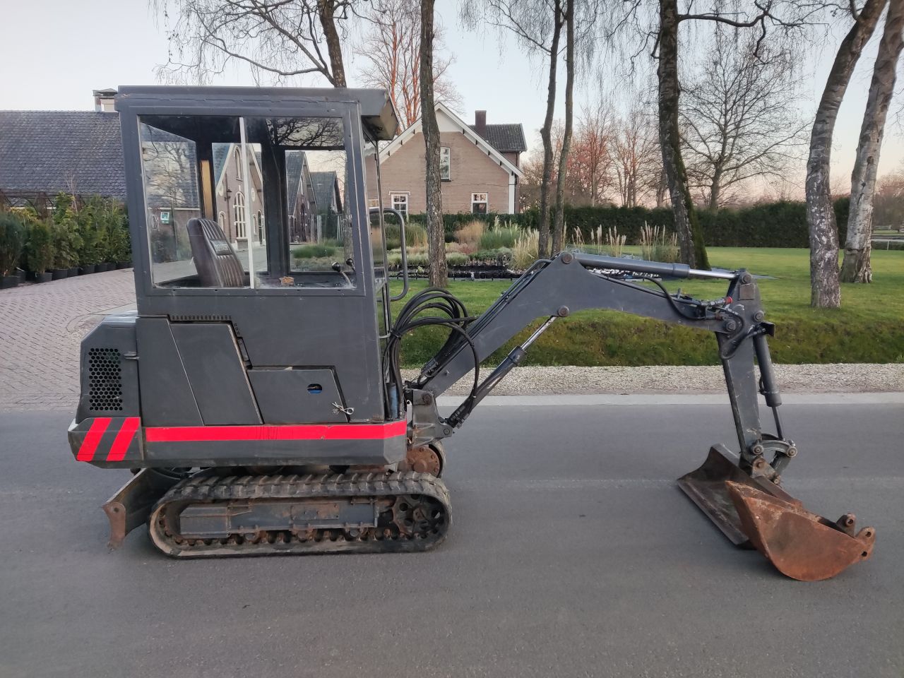 KUBOTA minigraver (type KH35, 1.350 kg, 2 bakken, cabine)
