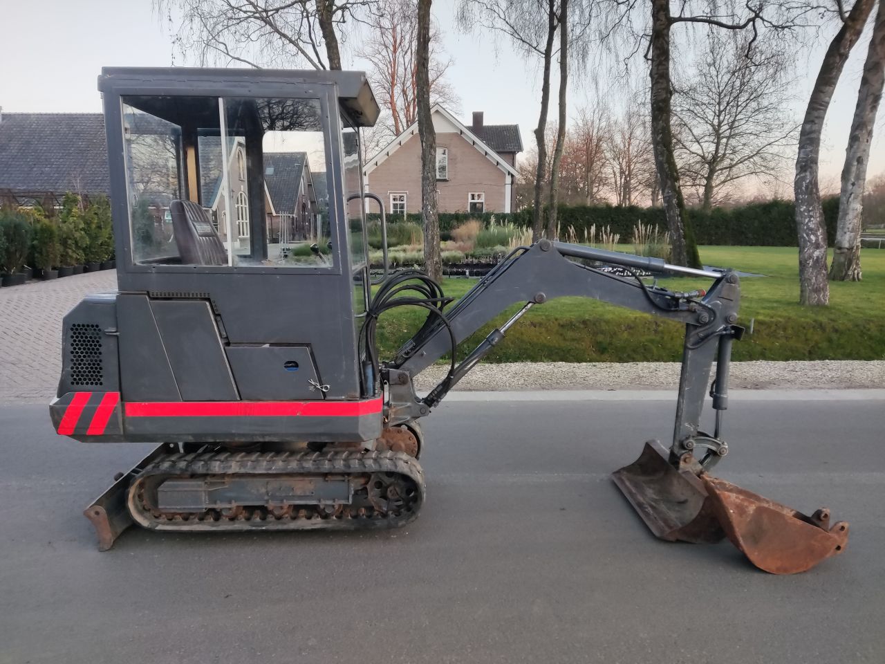 KUBOTA minigraver (type KH35, 1.350 kg, 2 bakken, cabine)