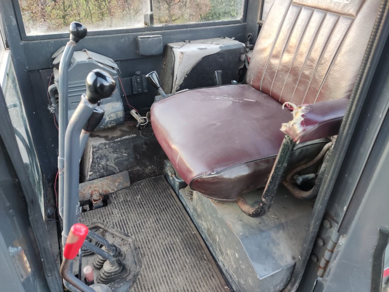 KUBOTA minigraver (type KH35, 1.350 kg, 2 bakken, cabine)