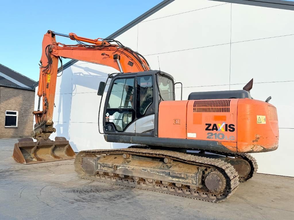 Hitachi ZX210LC-5B - Tilting Bucket / Quick Coupler