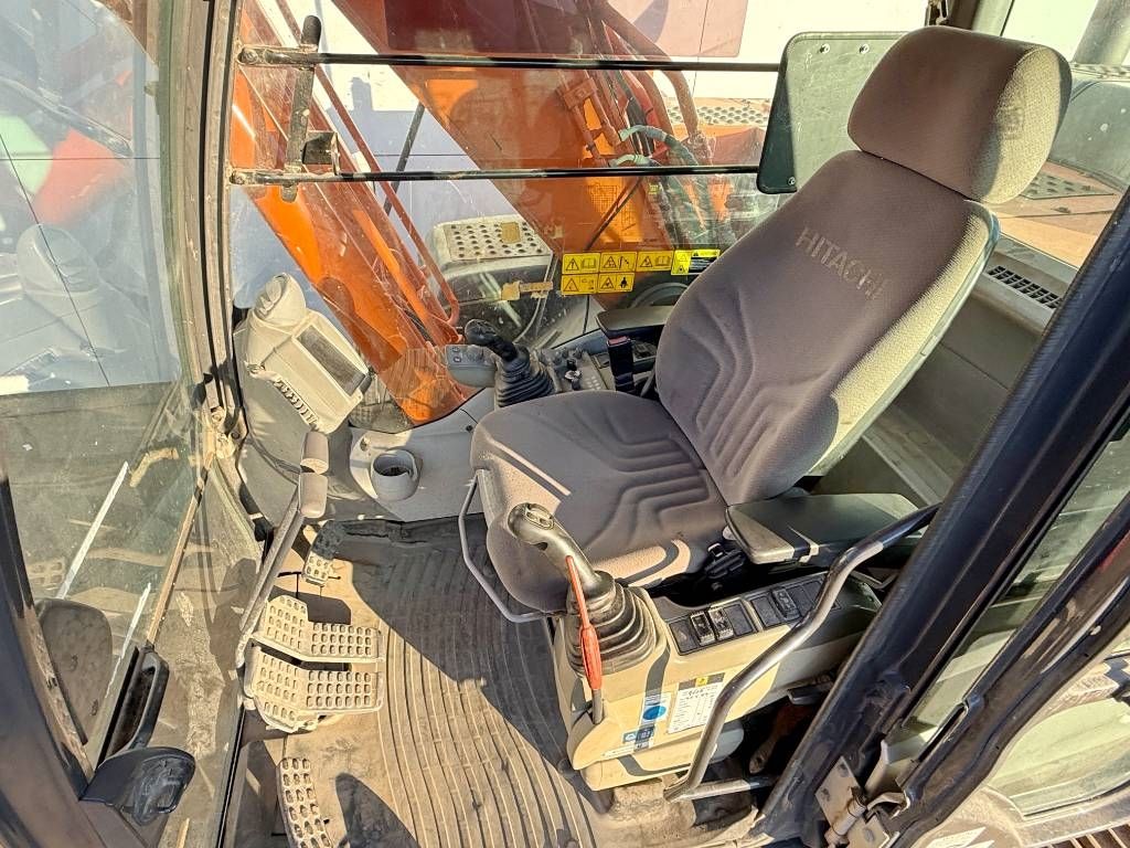 Hitachi ZX210LC-5B - Tilting Bucket / Quick Coupler