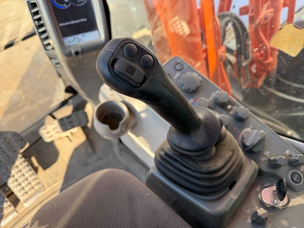 Hitachi ZX210LC-5B - Tilting Bucket / Quick Coupler