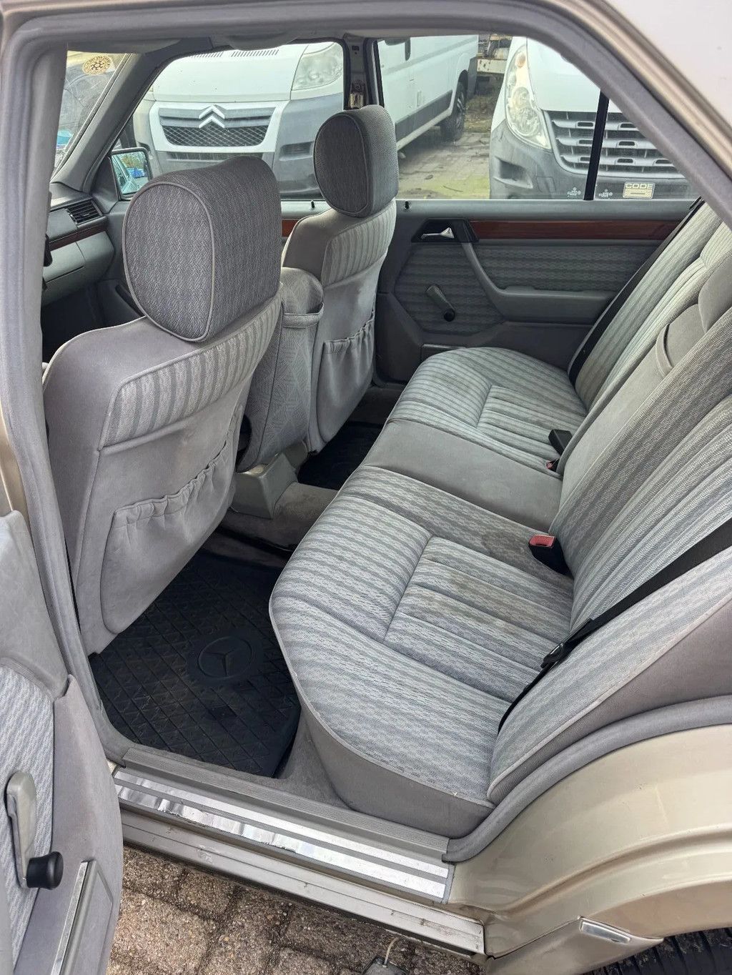 Mercedes-Benz 200-serie **250D-W124**