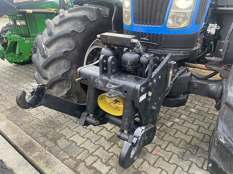 New Holland T 8040 mit Frontzapfwelle