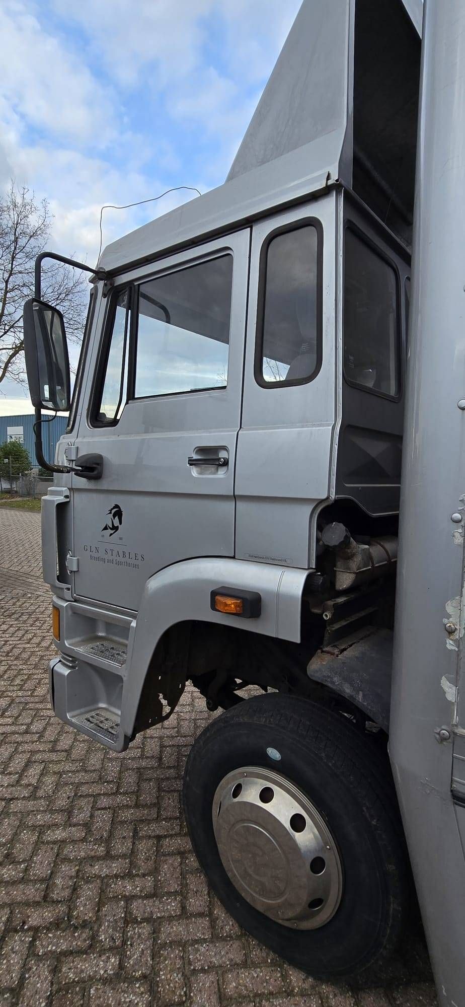 Horse trailer DAF AE64NT Diesel 158 hp 1990