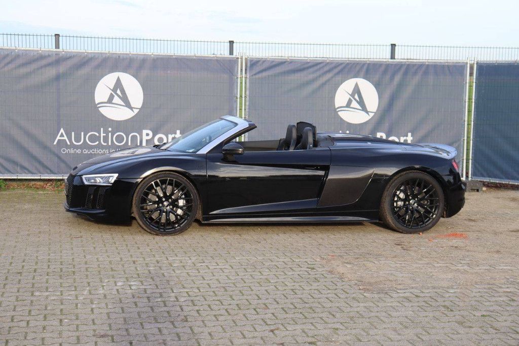 Convertible Audi R8 Petrol 611 hp 2018