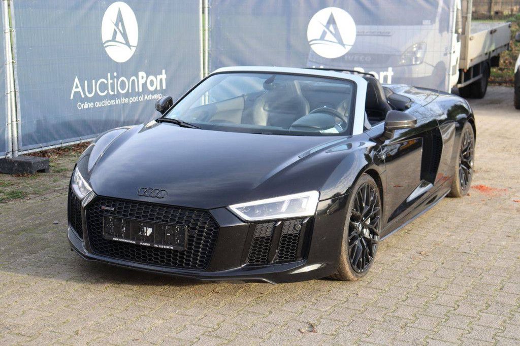 Convertible Audi R8 Petrol 611 hp 2018