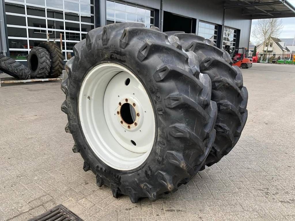Pirelli 520/70 R38 op velg