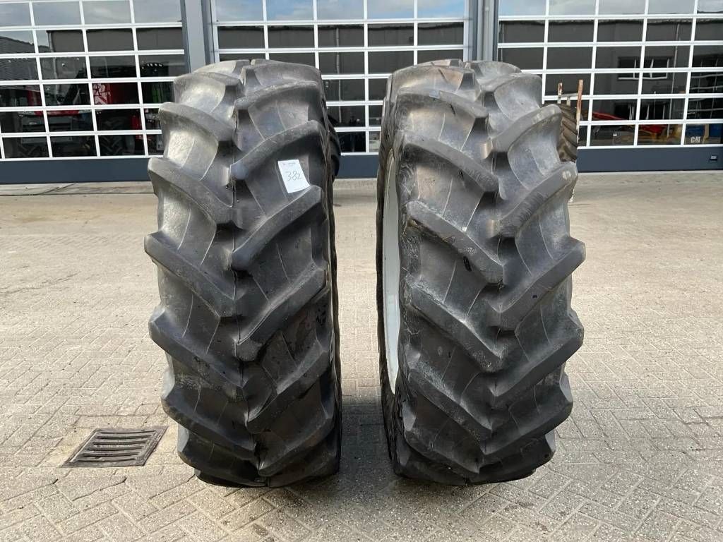 Pirelli 520/70 R38 op velg