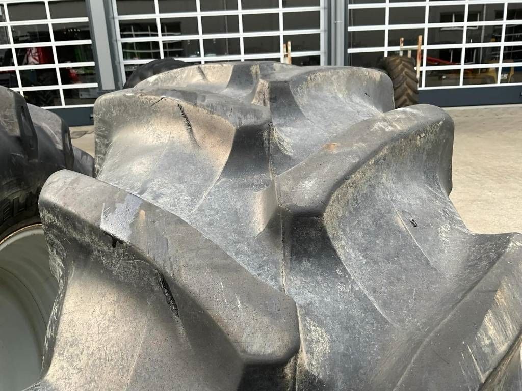 Pirelli 520/70 R38 op velg