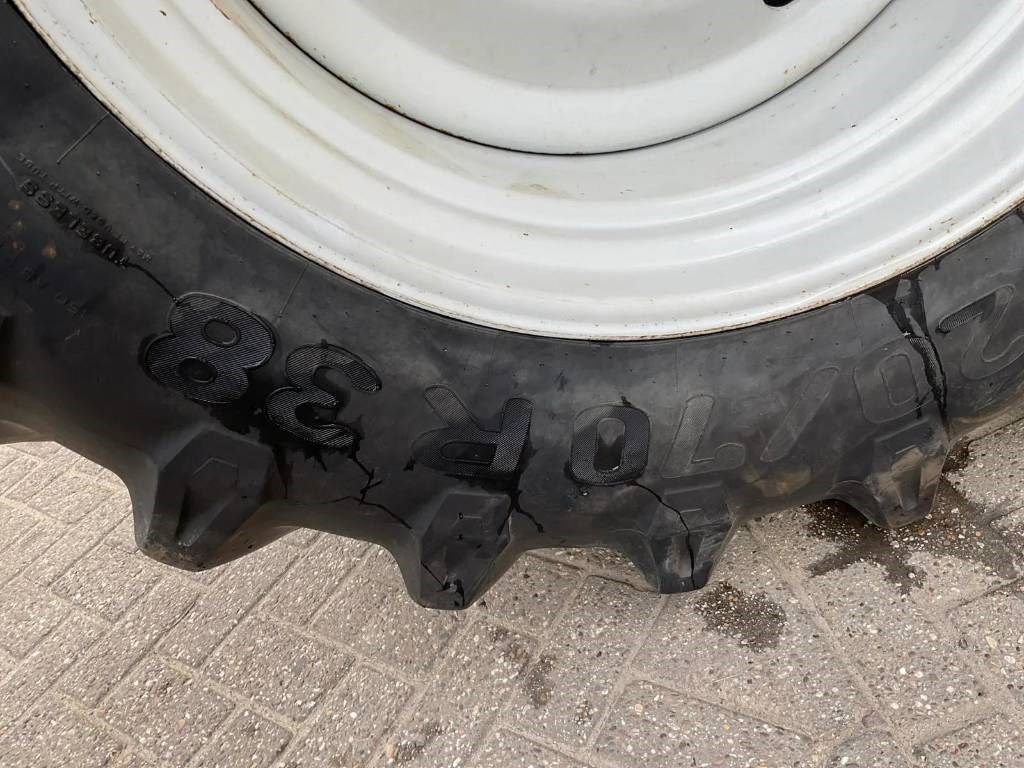 Pirelli 520/70 R38 op velg