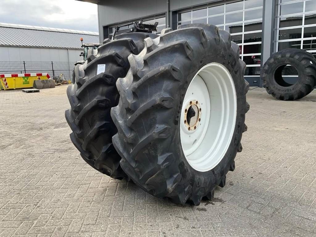 Pirelli 520/70 R38 op velg