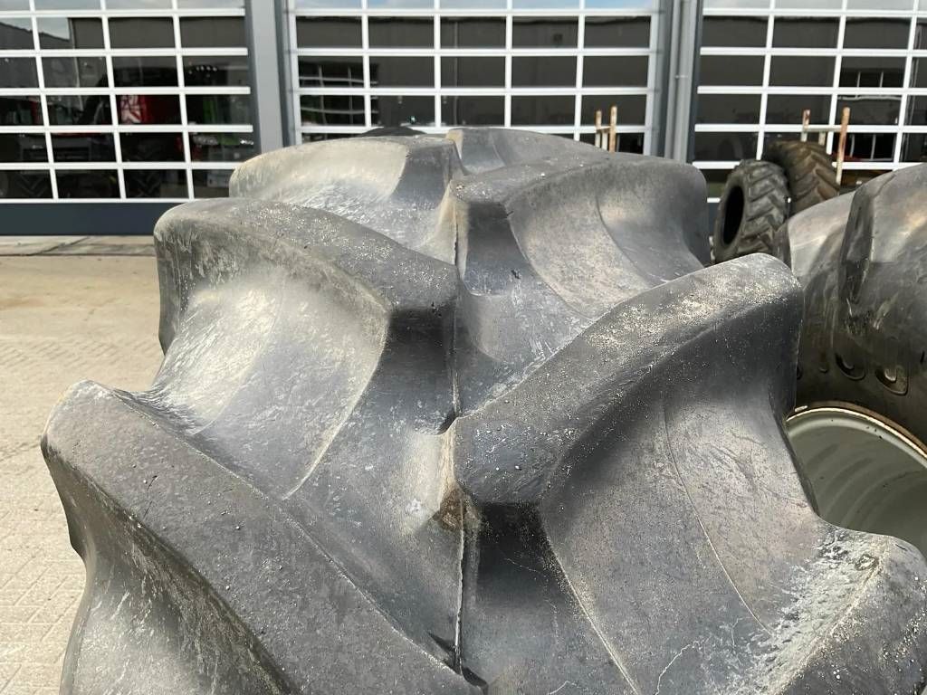 Pirelli 520/70 R38 op velg