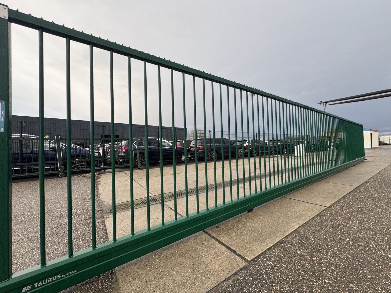 Splinternieuwe Industriële Schuifpoort op Rail - 12 mtr doorgang