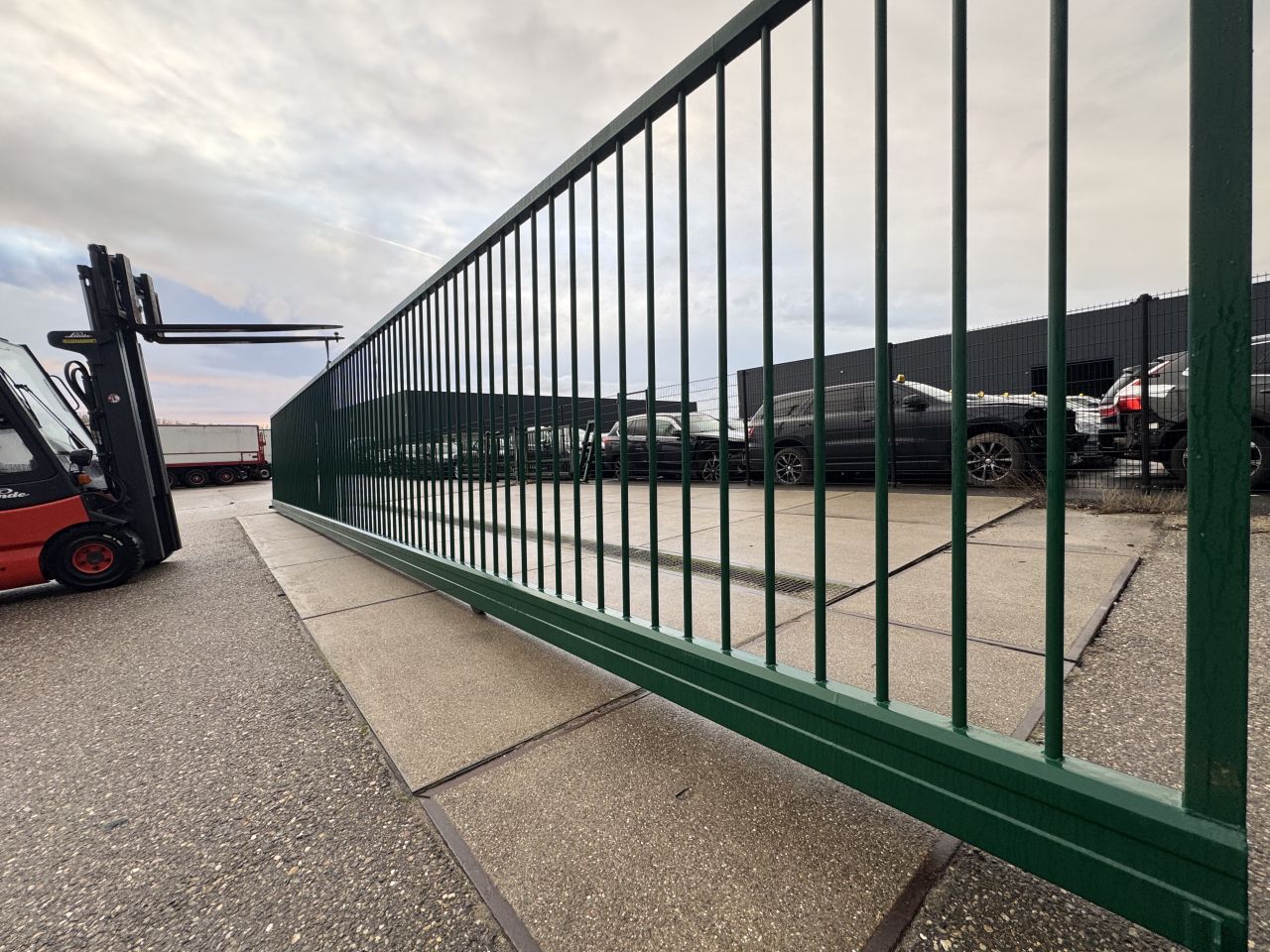 Splinternieuwe Industriële Schuifpoort op Rail - 12 mtr doorgang