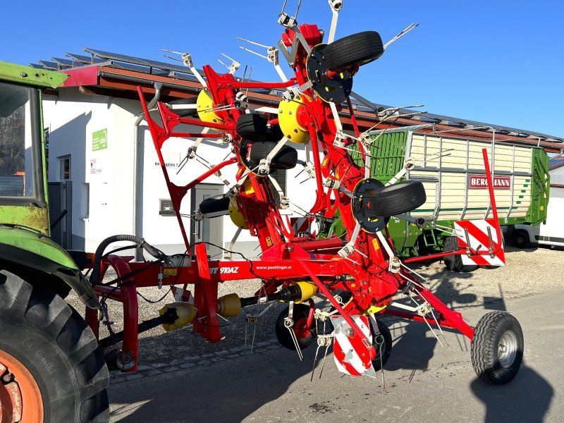 Pöttinger Hit 910 AZ ein 8-er Kreiselheuer mit hydraulisch-klappbarem Tr