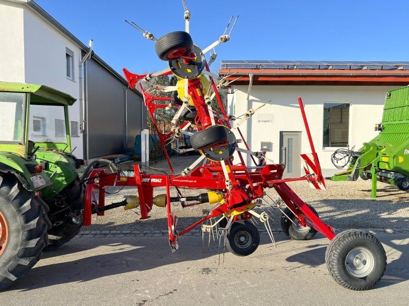 Pöttinger Hit 910 AZ ein 8-er Kreiselheuer mit hydraulisch-klappbarem Tr