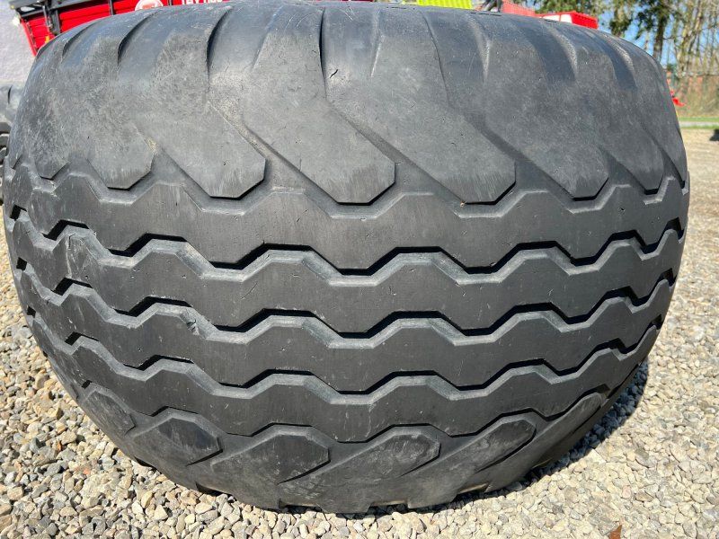 Vredestein Flotation + in der Größe 700/45-22,5 auf einer 10-Loch Felge mit