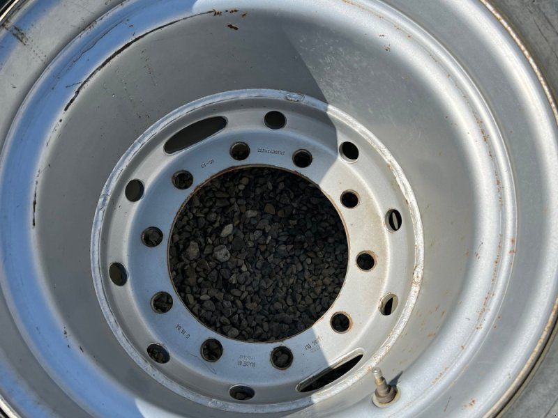 Vredestein Flotation + in der Größe 700/45-22,5 auf einer 10-Loch Felge mit